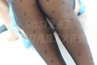 制服写真集：ROSI又来了，这次又是将平常的制服打造成了火花的调调？