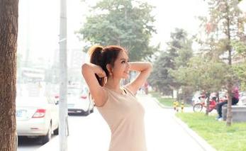 TuiGirl – 原图里的赵惟依：制服搭配竟然看起来比精选还要精彩呢！