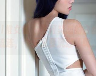 TuiGirl推女郎 – 在何奕恋的白丝套图里流连，今天又要沉迷了啊。