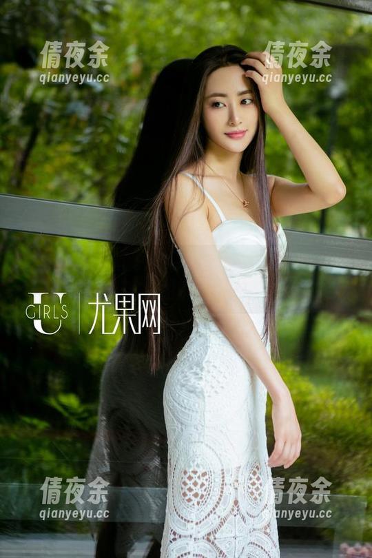UGirls尤果网 - 旋转的秘书：周心情独特的私拍图包探险