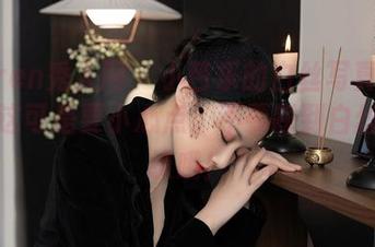 Xiuren秀人网 – 小芭乐的白丝写真：哎呀，这可是要小心点，不要踩到白丝的边缘哦！