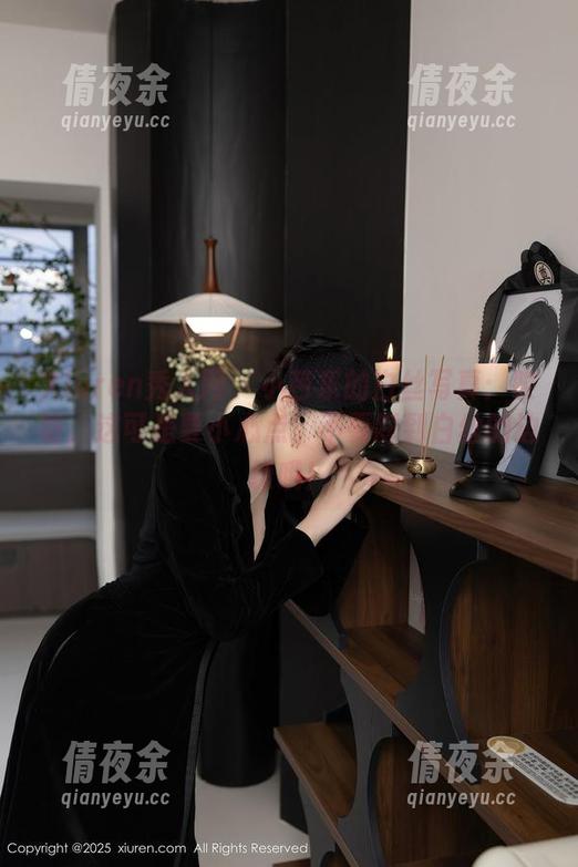 Xiuren秀人网 - 小芭乐的白丝写真：哎呀，这可是要小心点，不要踩到白丝的边缘哦！