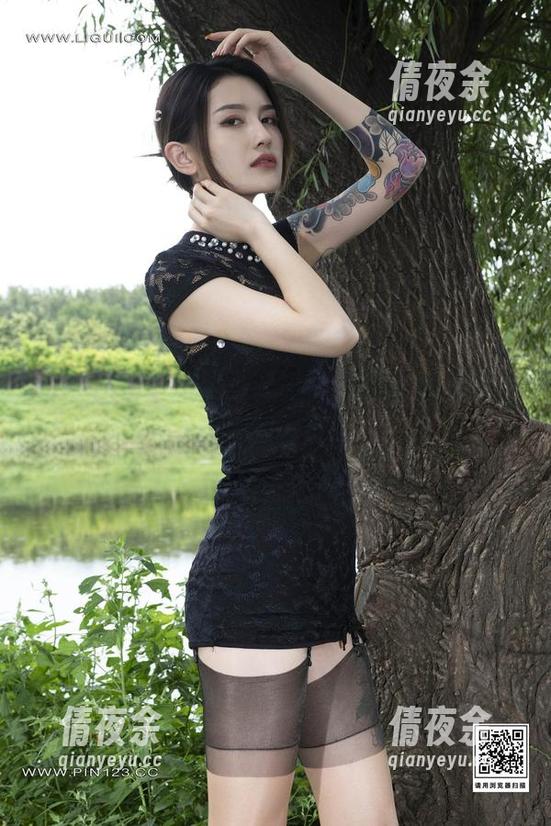 丽柜 - 团子的这身制服，撩得美图竟然让我都想试试！