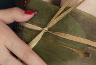 丽柜 – 小爽的白裙图集：每一拍都像是随意的风，快来下载