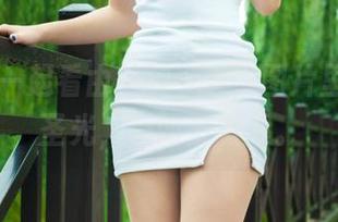 丽柜 – 一起看由美的少女，图片里缺了些圣光，反而更有趣。