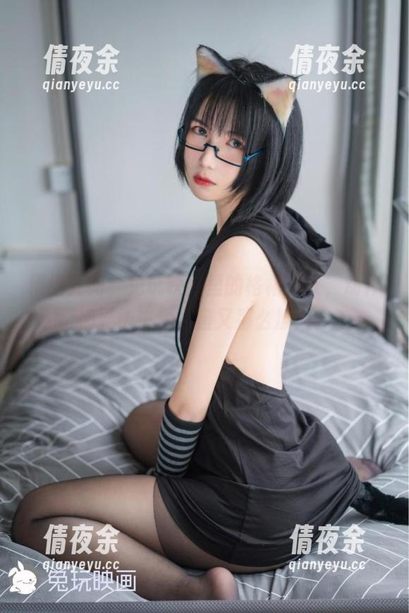 精选其间，兔玩映画里的格裙少女，动作稍显怯生生，但又那么撩人。