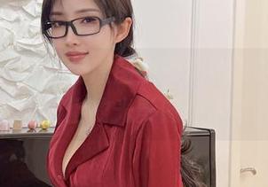 微密圈 – 从黑色原图中看周妍希的日常，突然发现她身上的光影像极了电影场景。