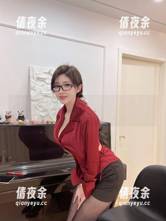 微密圈 - 从黑色原图中看周妍希的日常，突然发现她身上的光影像极了电影场景。