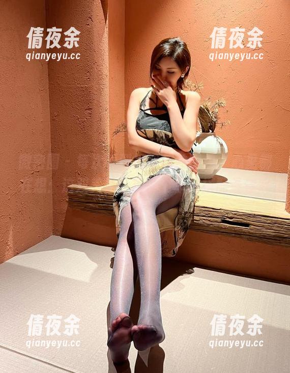 微密圈 - 每次看到周妍希的图包，心里都在想：这双美足，用哪个单品搭配最佳呢？