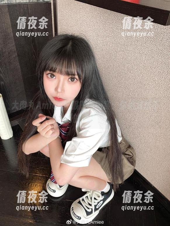 大肉丸Amiee校服原创图赏：你绝对想不到的姿势！