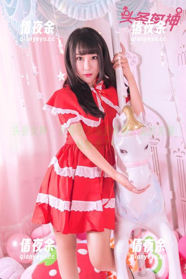 头条女神 - 小热巴的私拍写真：无敌美脚，没眼看了！
