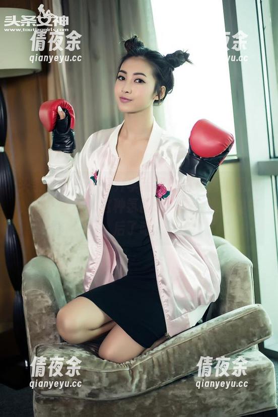 头条女神-李温柔 头条女神 - 一打开李温柔的白色高清图册,忍不住想,这种氛围也太适合慵懒的午后了吧。
