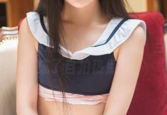头条女神 – 温心怡的私房图集：当办公室成了自拍热点！