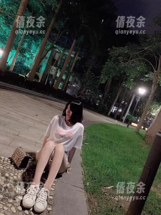 微密圈 - 小仙女ELaine的天台套图—不知道她在上面干嘛，但真的是个绝佳的拍摄地啊。