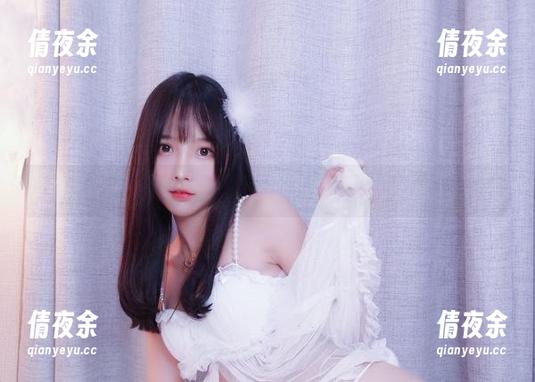 在小小奶瓶儿的白色蕾丝中，发现了别样的美图乐趣！