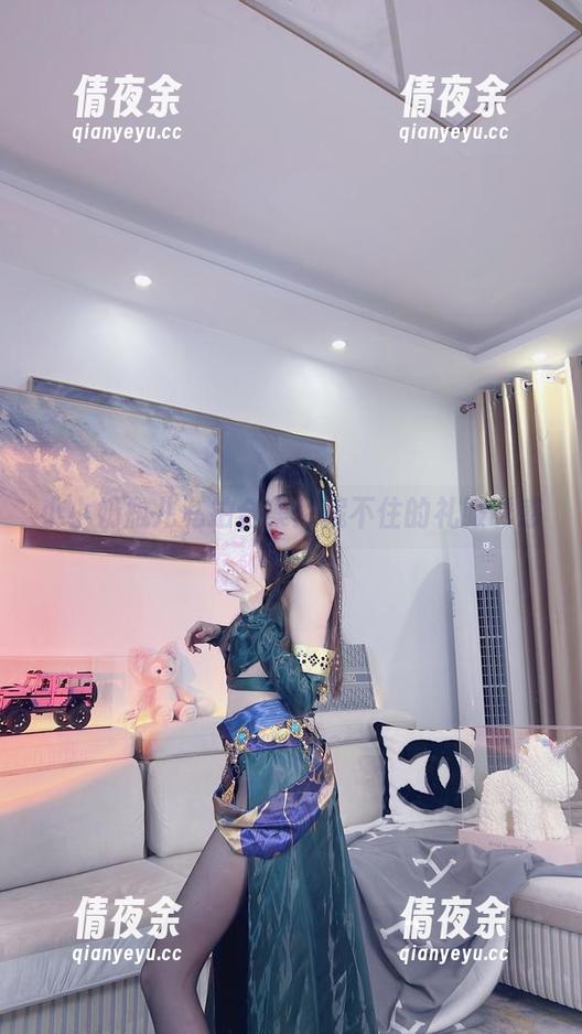 小小奶瓶儿私拍合集：藏不住的礼服诱惑