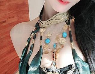 微密圈 – 私拍里的小玉吃果冻：白色蕾丝镂空设计感，算了，注定让人分心。