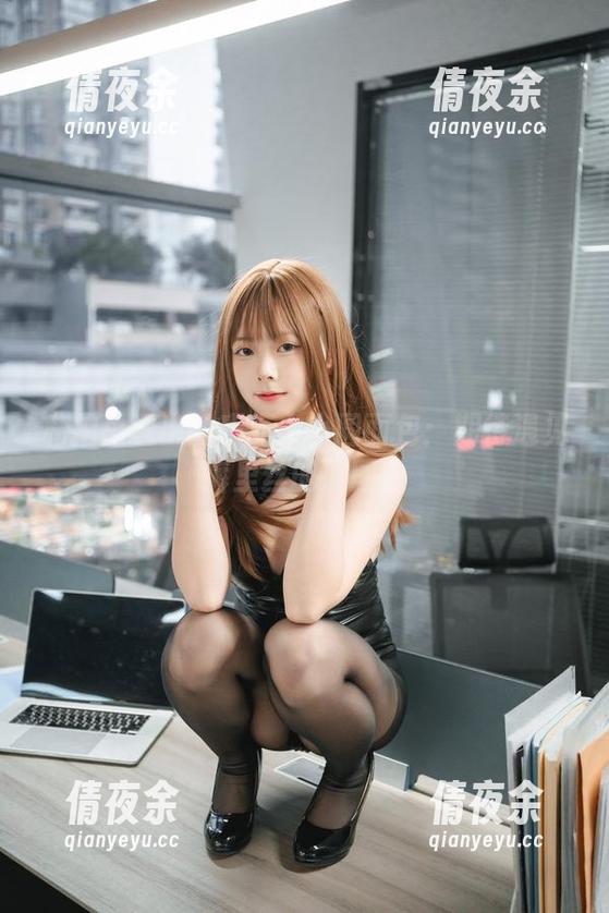 私拍里透出的巧克力小圆面包：期待遇见裤里丝的原图！