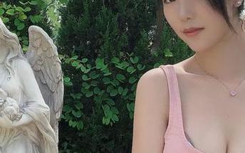 翻看抖娘利世的OL写真，发现她的每一张照片都在埋藏一丝调皮。