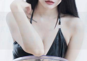 普美Bomi(보미)又来了，高清作品《BLUECAKE》里的橘子，真想一口气吃下去，弯下腰那个角度也真合适。