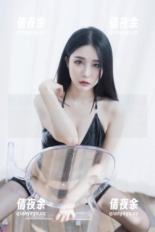 普美Bomi(보미)又来了，高清作品《BLUECAKE》里的橘子，真想一口气吃下去，弯下腰那个角度也真合适。