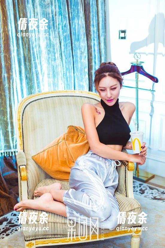 最新写真集发布！果团网：那位伊人在水一方，莫非她是水系女神，扔块石头给我试试！
