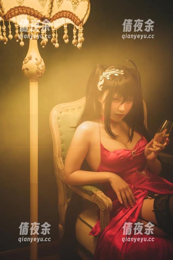 柘烟Zuken的私房写真——她真会挑制服的颜色。