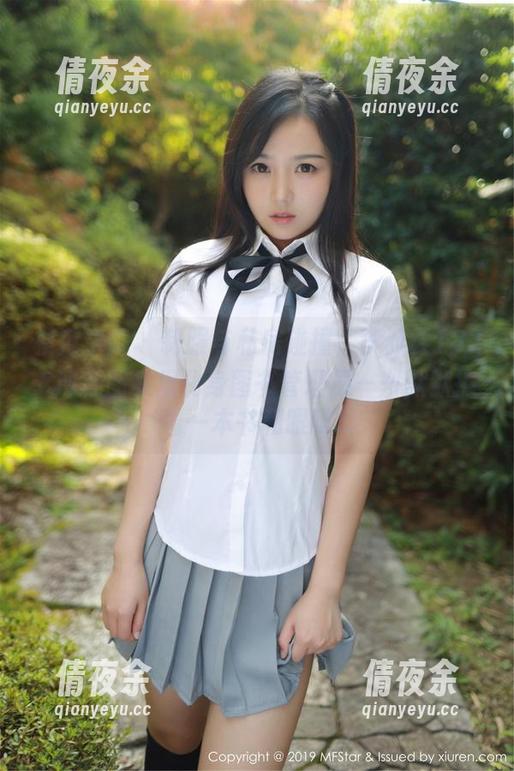 模范学院 - 制服与私房碰撞，李雅柔182CM在图集里化身图书管理员——默默捧着一本书和眼睛...