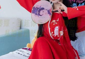 物恋传媒 – 当连体衣成为婷婷的第二层肌肤，私拍套图时的一丝窘迫与精彩…