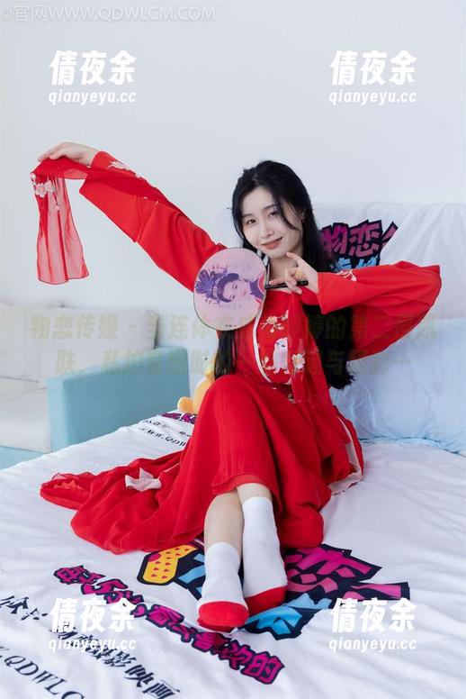 物恋传媒 - 当连体衣成为婷婷的第二层肌肤，私拍套图时的一丝窘迫与精彩…