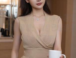 秀人网 – 这次的Jennifer小若在线眼镜合集，不禁让我想：我自己也该搬出我的眼镜上场了吧。