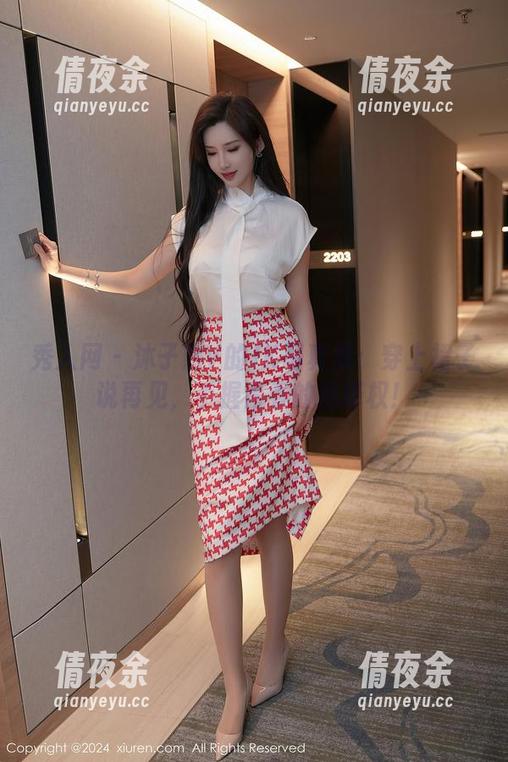 秀人网 - 沐子熙V的JK写真集：穿上裙子说再见，手握青春的选择权！