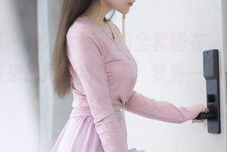 秀人网 – 米妮大萌萌的全套睡衣，导演可以直接来找她拍电影了，梦游一般的作品，迷失方向。