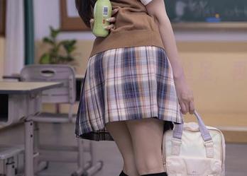 秀人网 – 更新！言沫的吊裙丝足，再次证明她的独特品味。
