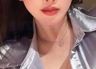 微密圈 – 最新写真里的童小芯，吊带与黑丝的邂逅，可以说绝搭了吧？