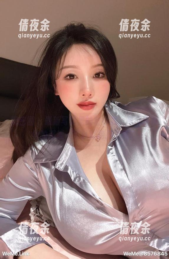 微密圈 - 最新写真里的童小芯，吊带与黑丝的邂逅，可以说绝搭了吧？
