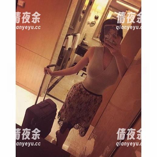 微密圈 - 深夜翻到童小芯的新货高清图册，真不愧是她，得让人多留意这一幕！