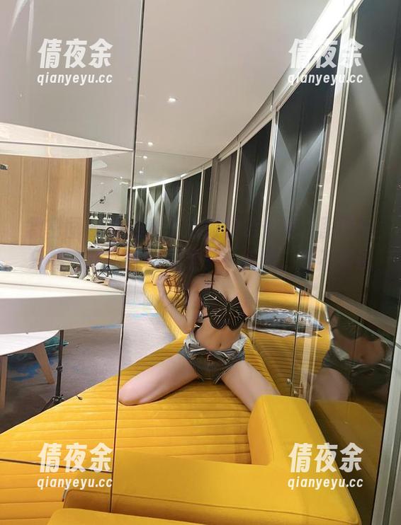 微密圈 - 葛征穿上定制粉色长裙，图片中只差一阵风就能飞走——我说，要不要试试？
