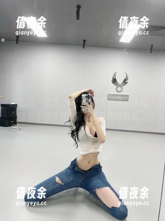微密圈 - 最新合集：葛征的波点吊带袜，貌似不经意间透着若隐若现的意思。