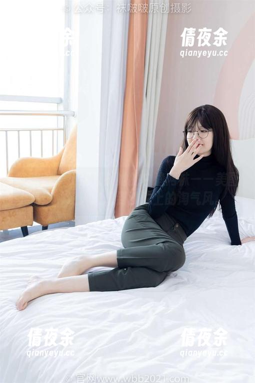 袜啵啵 - 小甜豆和她的白渔网袜——美图精选，让人联想到沙滩上的淘气风。