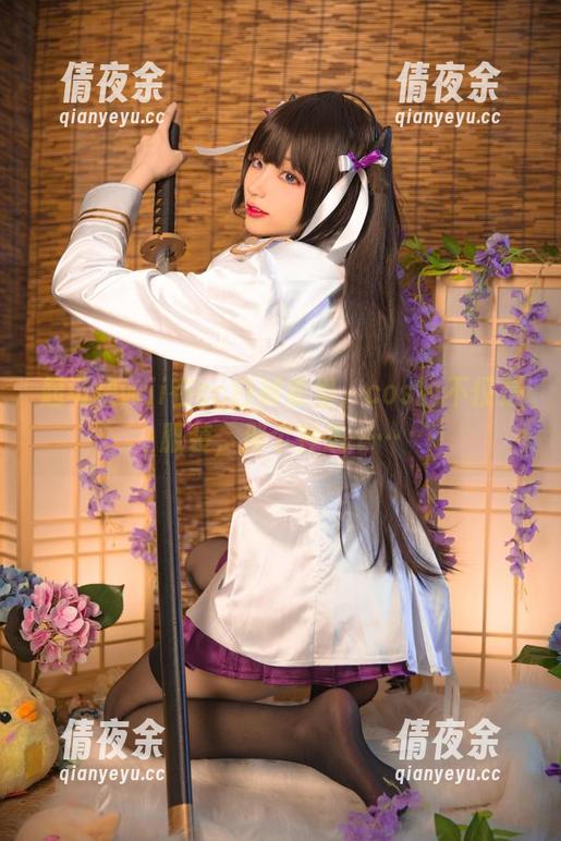 起司块wii在cc白衬衣里，cos的不仅是服装，那个神态……