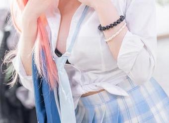 最新写真里，雨波HaneAme和那件女王睡衣当我没看见会不会很可惜。