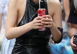 魔镜街拍 – 在寒风里130%的美丽：婷婷在线肉丝图集，怎么看都是赞！