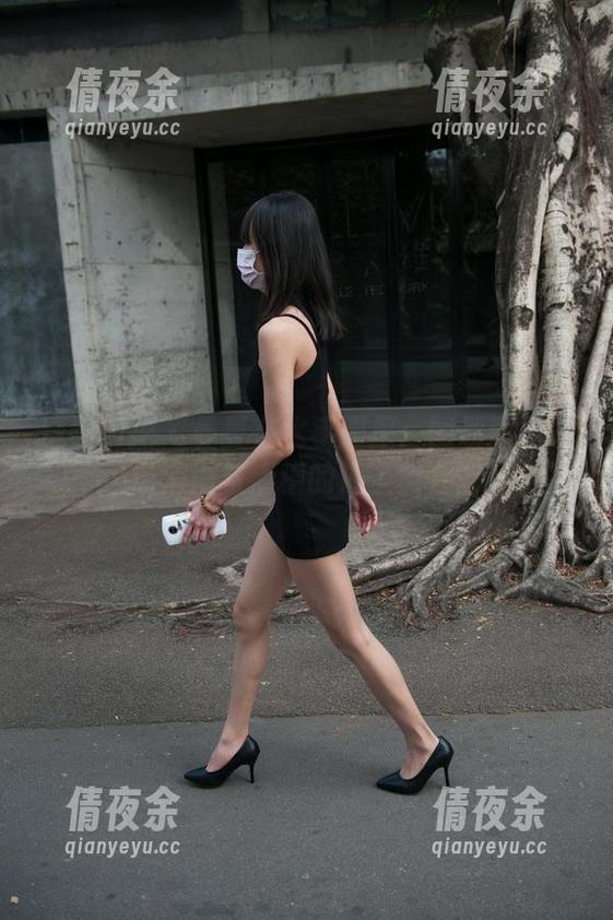 魔镜街拍 - 曼曼在水手服里：图册展示一场浪漫与滑稽的海上舞会。