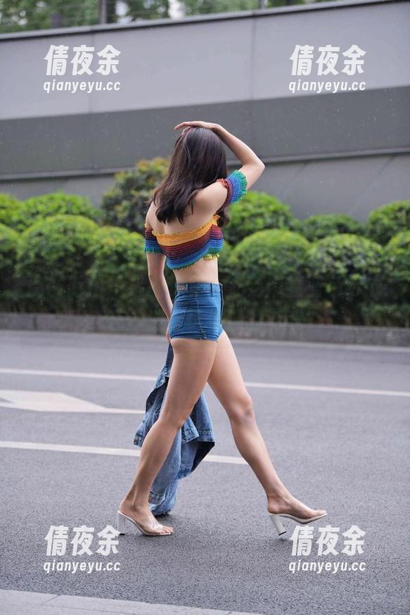 魔镜街拍 - 最新原图，芝芝带着蓝色泳衣，在沙滩上玩偶像的游戏？
